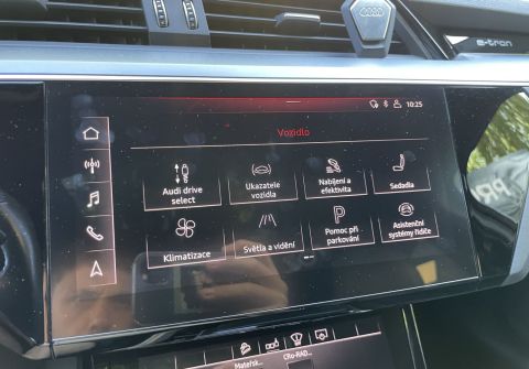 Audi e-tron 55 Quattro  Panorama HUD Tažné