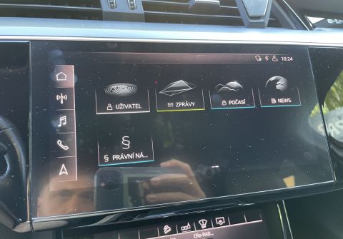Audi e-tron 55 Quattro  Panorama HUD Tažné