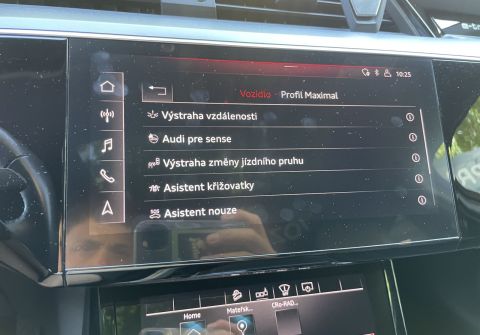 Audi e-tron 55 Quattro  Panorama HUD Tažné
