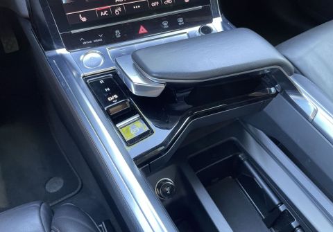 Audi e-tron 55 Quattro  Panorama HUD Tažné