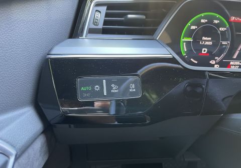 Audi e-tron 55 Quattro  Panorama HUD Tažné