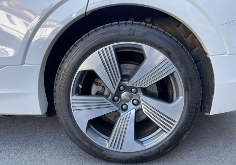 Audi e-tron 55 Quattro  Panorama HUD Tažné
