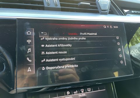 Audi e-tron 55 Quattro  Panorama HUD Tažné