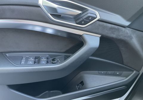Audi e-tron 55 Quattro  Panorama HUD Tažné