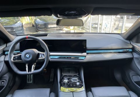 BMW i5 M60 B&W Panorama HUD