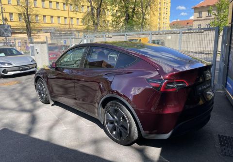 Tesla Model Y LR 4WD Vozidlo v přípravě