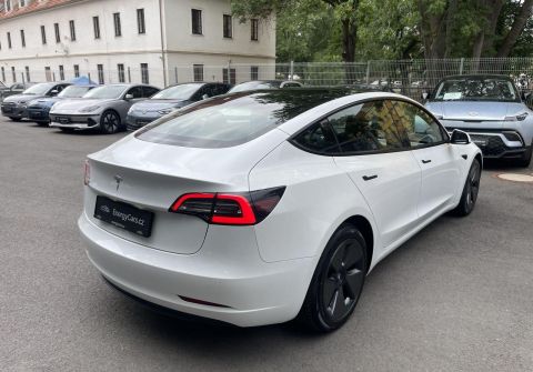 Tesla Model 3 SR, Baterie LFP 55 kWh
