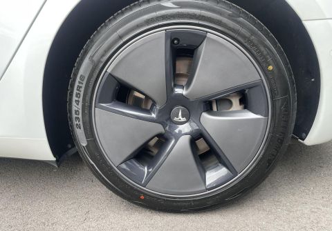 Tesla Model 3 SR, Baterie LFP 55 kWh