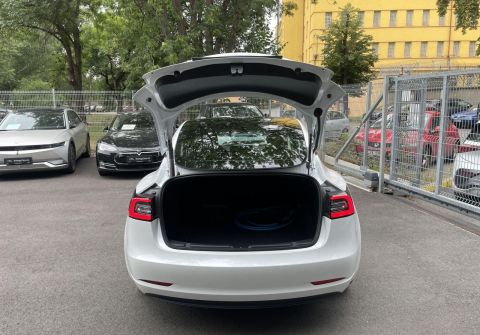 Tesla Model 3 SR, Baterie LFP 55 kWh