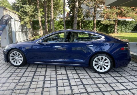 Tesla Model S 90D Panorama Free Charging
