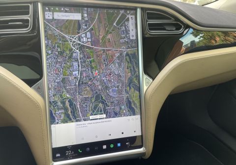 Tesla Model S 90D Panorama Free Charging